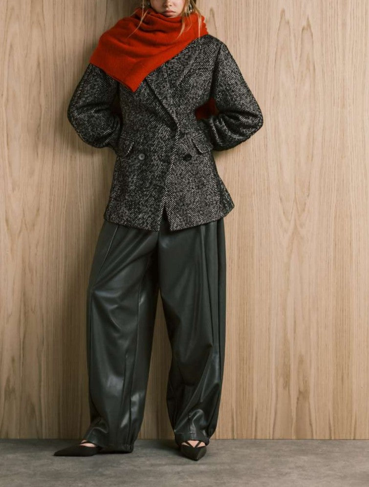 Sculpted short coat in herringbone