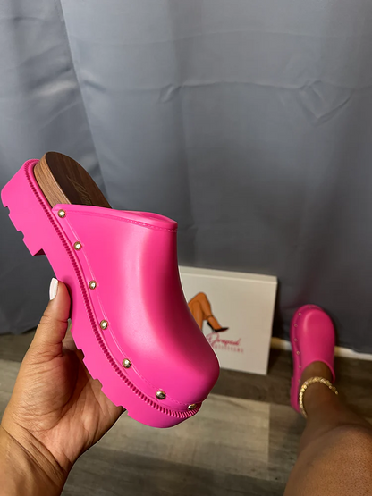 Bronco Leather platform closed toe sandals