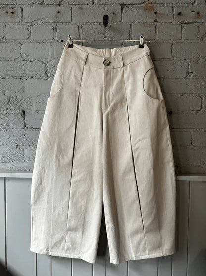 Extreme Pleated Pants with Round Pockets