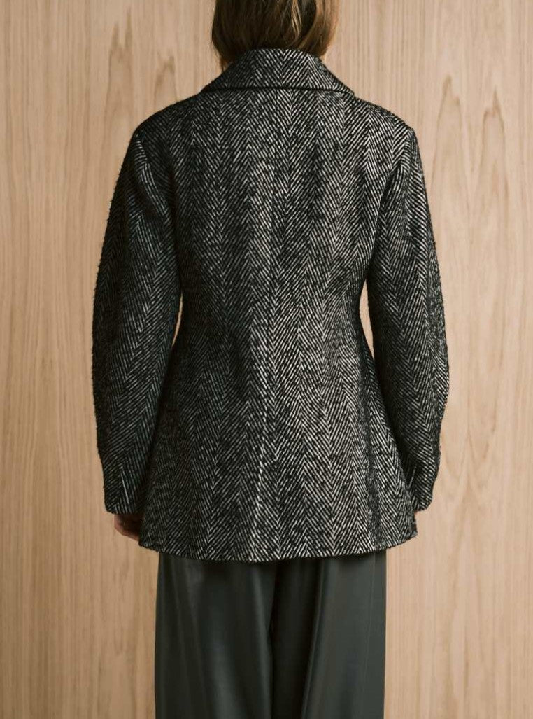 Sculpted short coat in herringbone