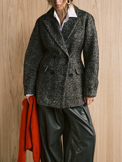 Sculpted short coat in herringbone