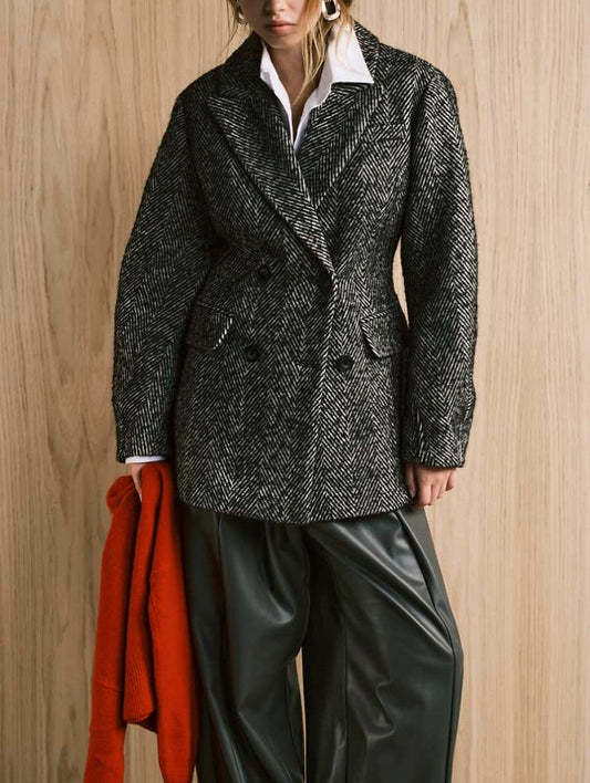 Sculpted short coat in herringbone